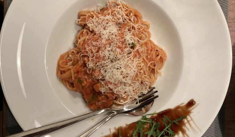 Spaghetti mit Zucchini und Tomatencremesauce